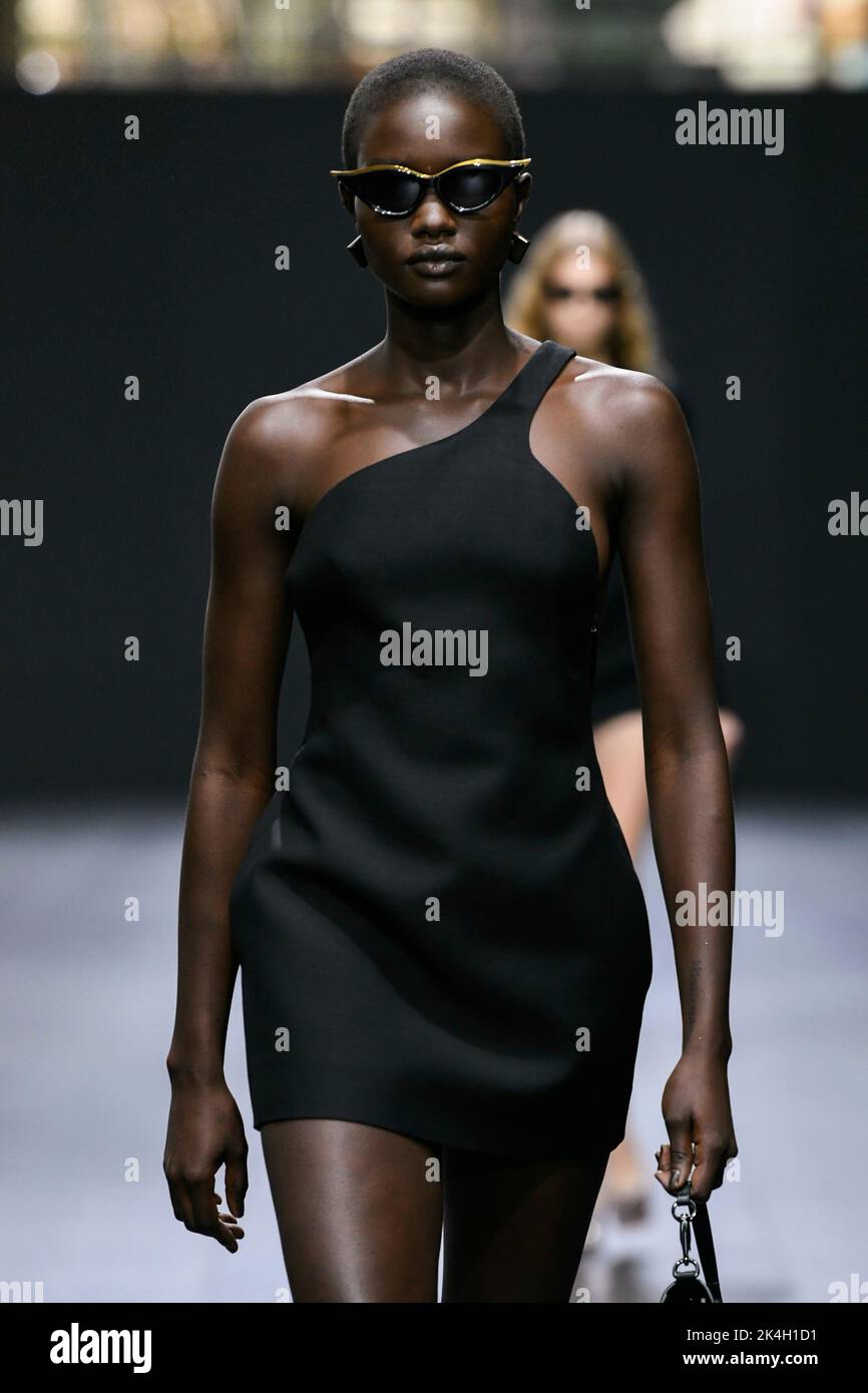 VALENTINO SS23 Runway während der Pariser Modewoche am 2022. Oktober - Paris, Frankreich. 02/10/2022 Stockfoto