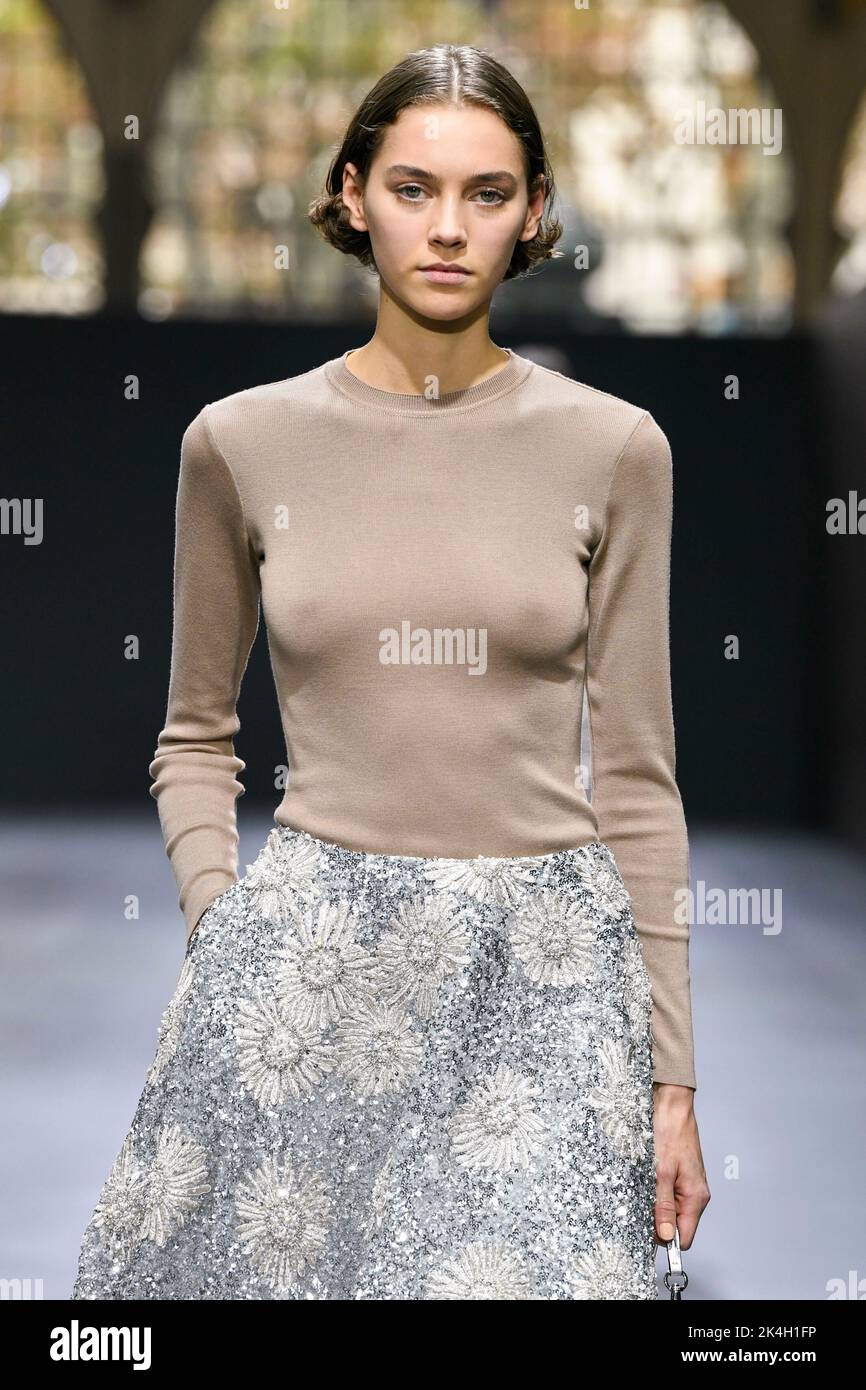 VALENTINO SS23 Runway während der Pariser Modewoche am 2022. Oktober - Paris, Frankreich. 02/10/2022 Stockfoto