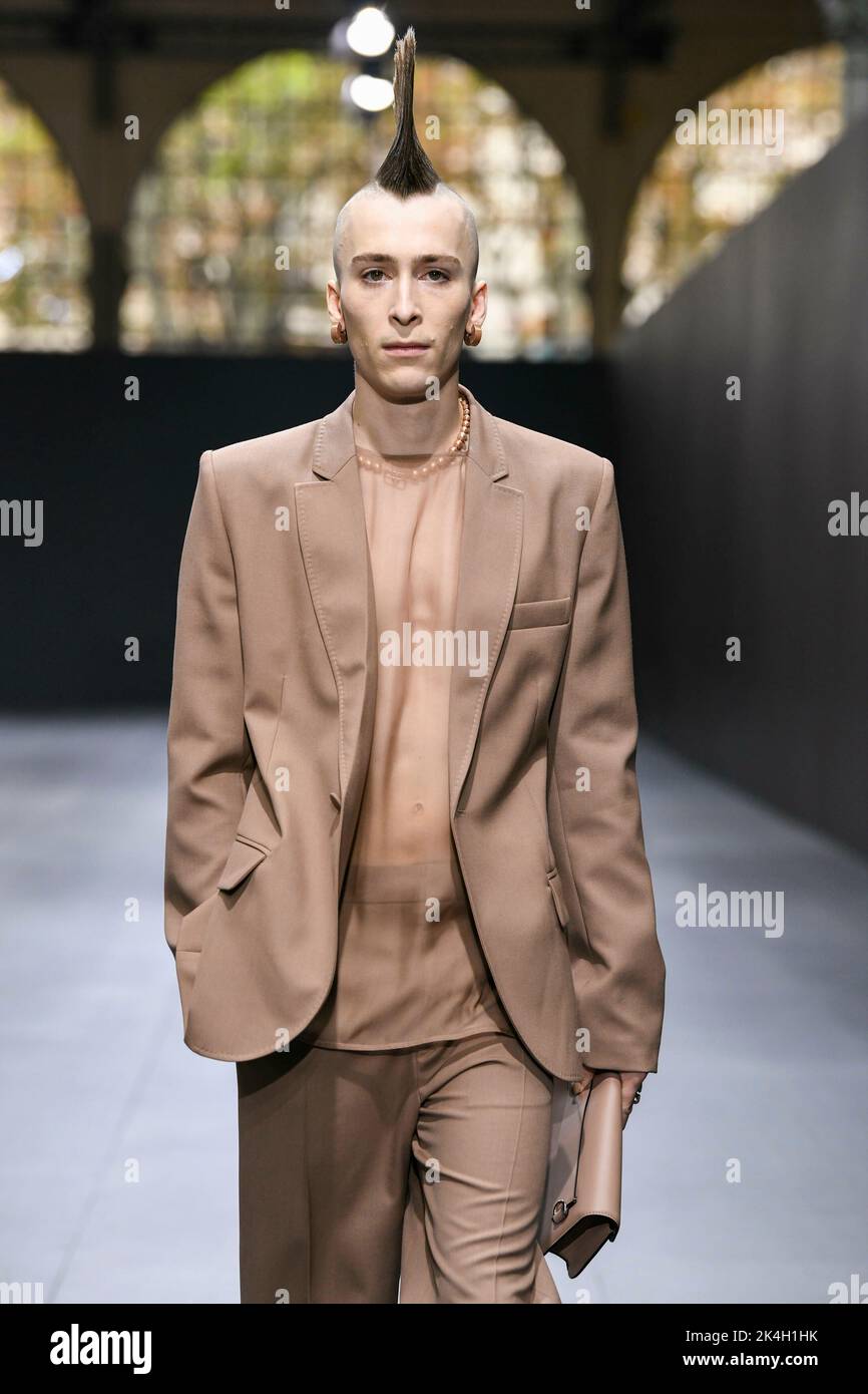 VALENTINO SS23 Runway während der Pariser Modewoche am 2022. Oktober - Paris, Frankreich. 02/10/2022 Stockfoto