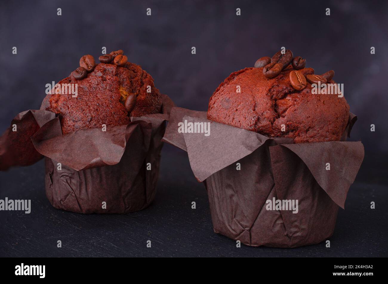 Schokoladenmuffin mit Kaffeebohnen Stockfoto