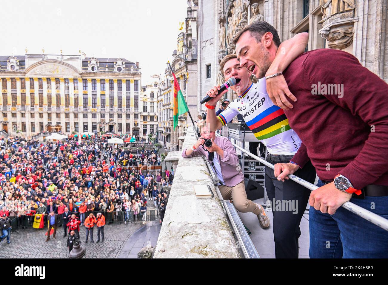 Der belgische neue Weltmeister Remco Evenepoel und der Belgier Yves Lampaert singen ein Lied bei der Feier auf dem Balkon des Brüsseler Rathauses auf dem Grand-Place - Grote Markt, mit dem Radweltmeister, Sonntag, den 02. Oktober 2022, im Rahmen der Feier des 22-jährigen Weltmeisters Evenepoel, Von Schepdael wurde Dilbeek nach einer großartigen Saison Weltmeister mit einem Sieg bei der Vuelta, dem ersten Belgier seit 44 Jahren, der eine große Tour, die Vuelta, gewann. BELGA FOTO POOL LAURIE DIEFFEMBACQ Stockfoto