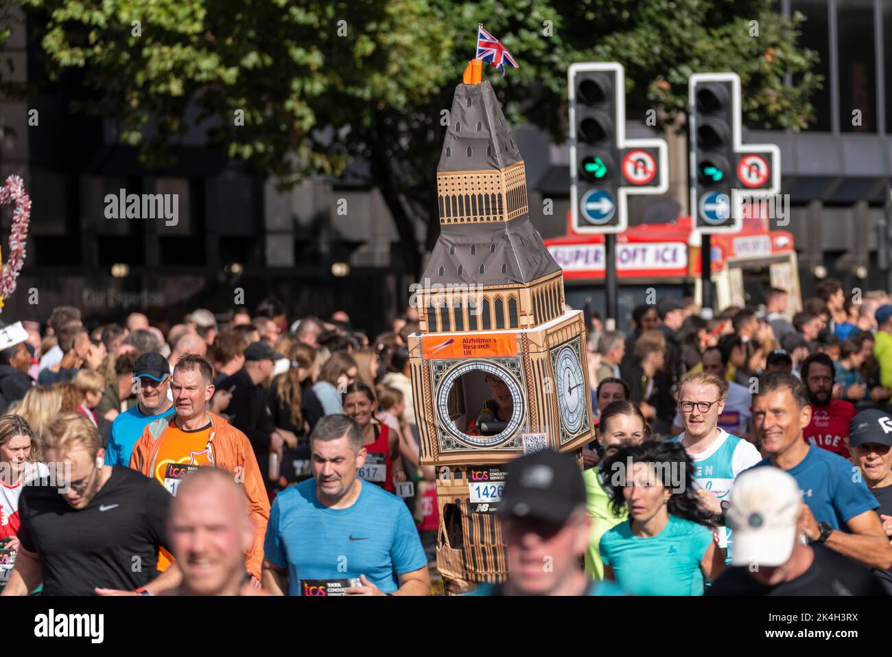 Simon Phillips läuft beim TCS London Marathon 2022 auf der Tower Hill Road, City of London, Großbritannien, mit Big Ben, Elizabeth Tower Kostüm Stockfoto