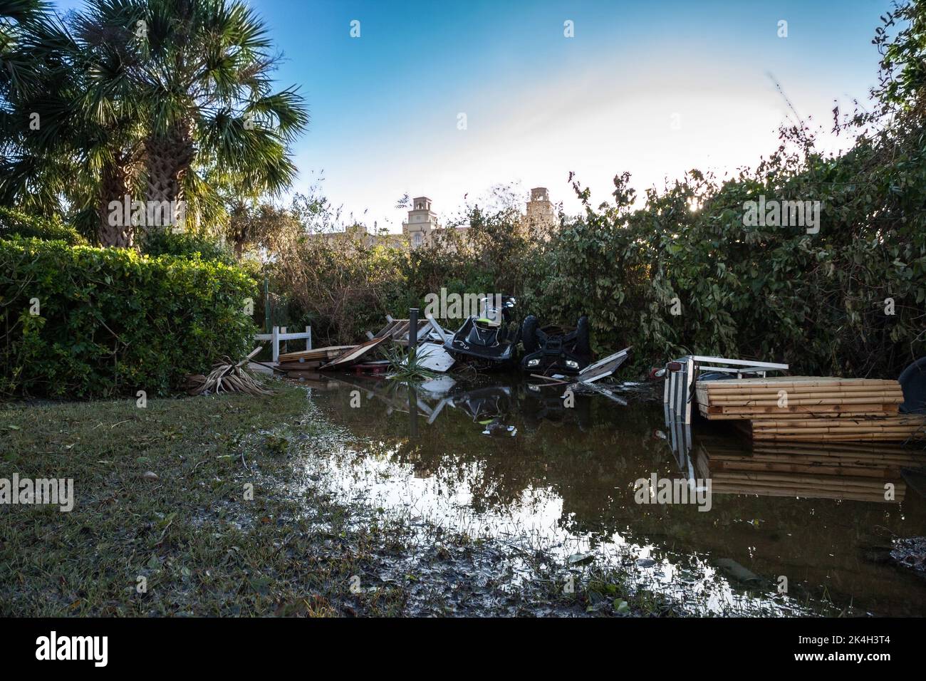 Naples, Florida, USA - 28. September 2022: NEWS – unter Wasser und Schlamm des Unwetters Ian sind ein Skidoo und ein ATV in der Nähe von Vanderbilt Beach, N Stockfoto