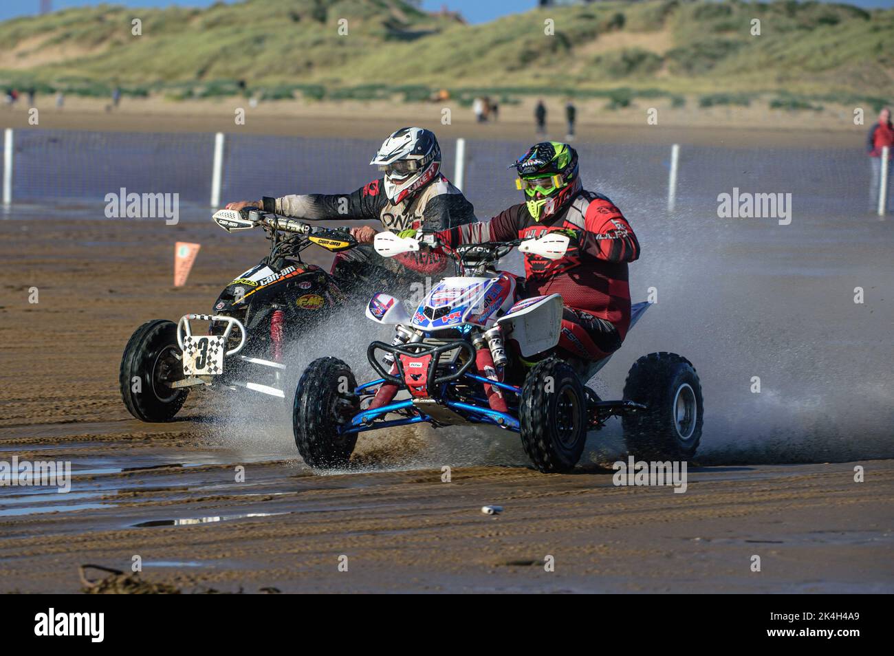 St Annes on Sea, Großbritannien. 2.. Oktober 2022. Davey Nixon (99) im Inneren von Dean Morford (3) während der Fylde ACU British Sand Racing Masters Championship am Sonntag, den 2.. Oktober 2022. (Kredit: Ian Charles | MI News) Kredit: MI News & Sport /Alamy Live News Stockfoto