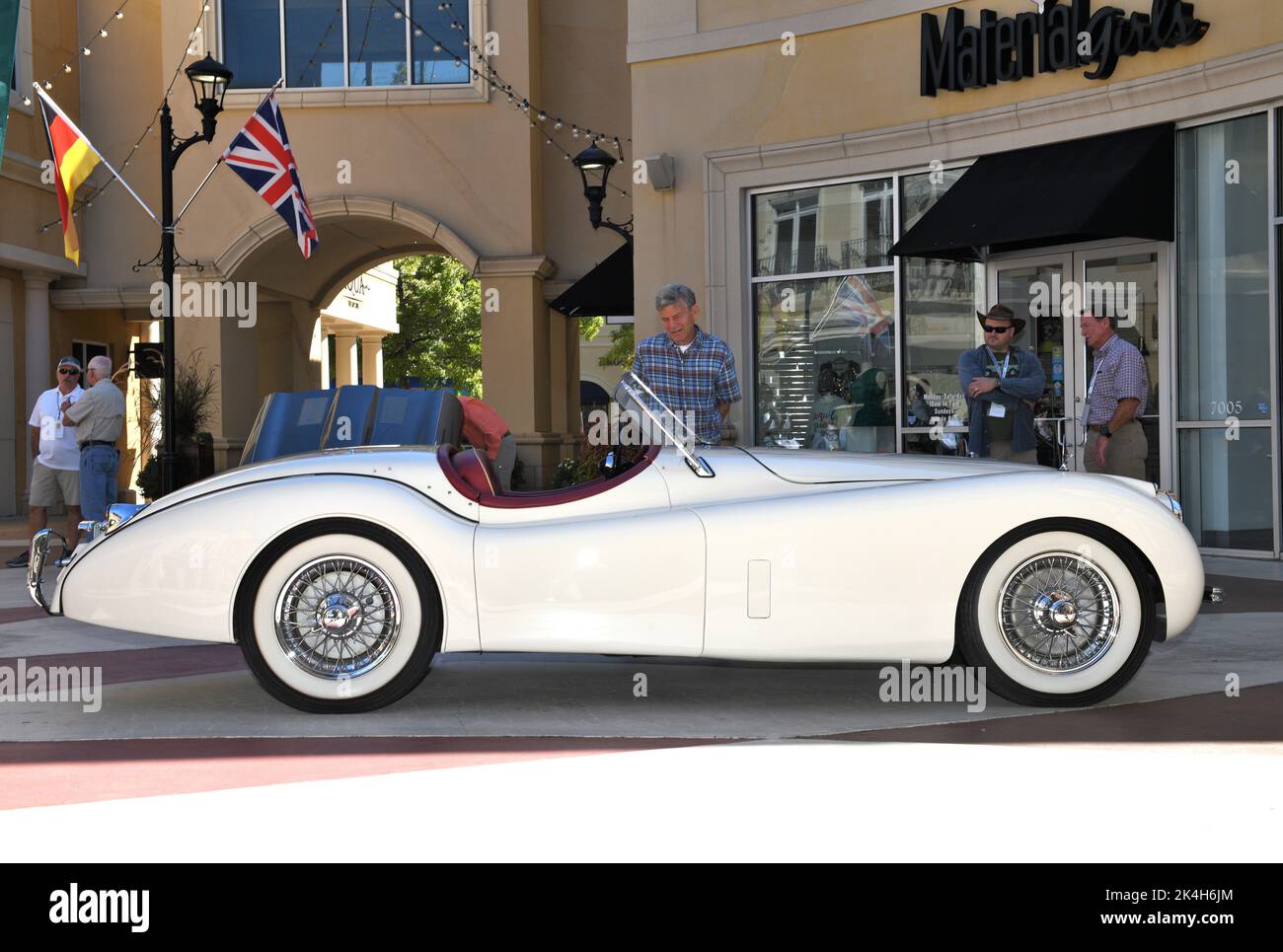 White 1954 British Jaguar XK120 SE Roadster. Stockfoto