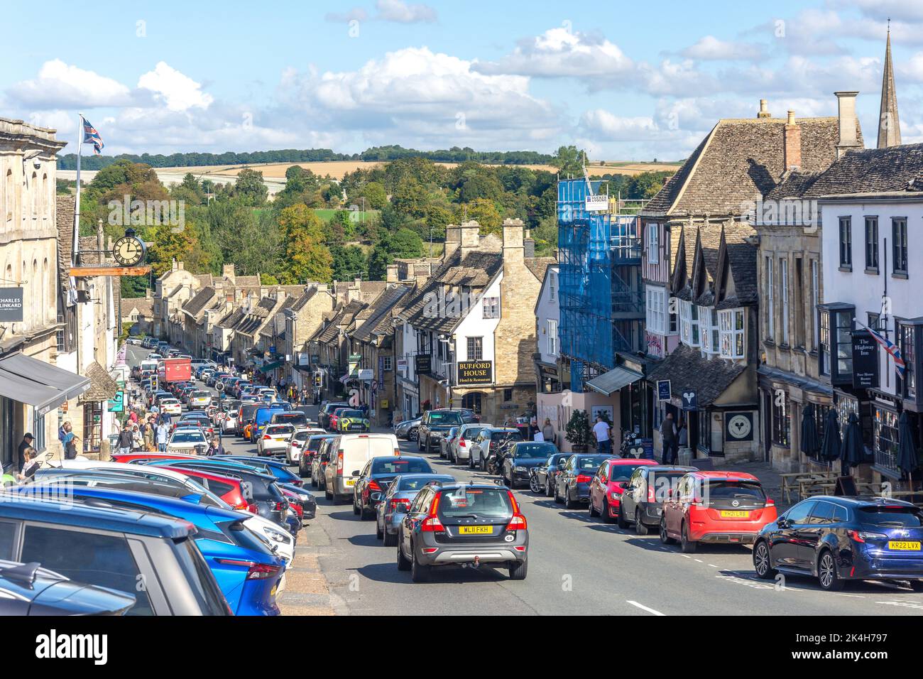 Viel Verkehr auf der High Street, Burford, Oxfordshire, England, Großbritannien Stockfoto