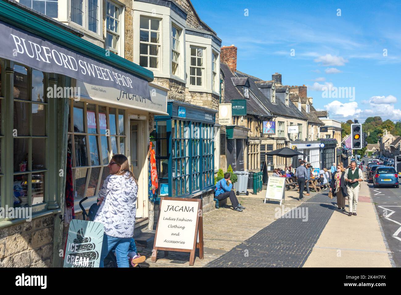 Geschäfte und die Meerjungfrau in Burford Pub, High Street, Burford, Oxfordshire, England, Vereinigtes Königreich Stockfoto