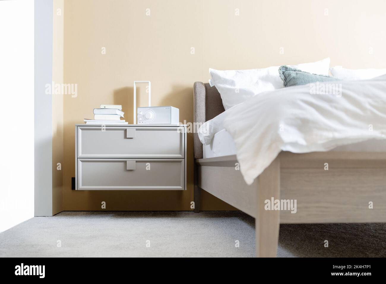 Luxus-Schlafzimmer in hellen Farben im Retro-Stil Stockfoto