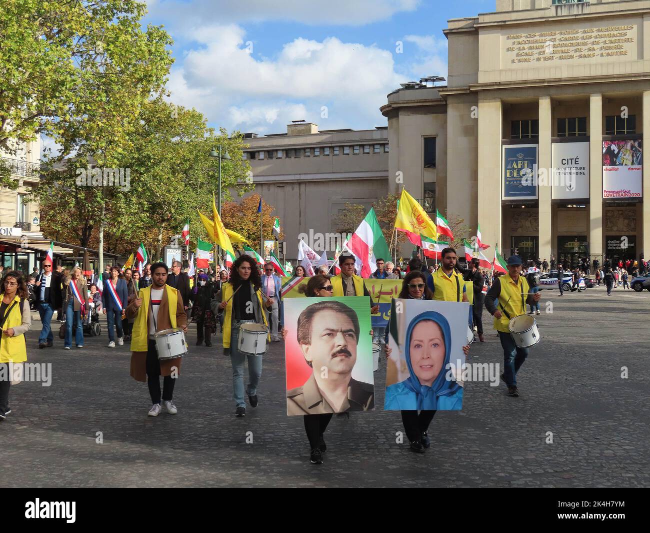 Paris, Frankreich. 31. August 2022. Demonstranten schlugen Trommeln und halten Bilder von Massoud Rajavi und Maryam Rajavi, den Oppositionsführern, während sie während einer Demonstration in Paris Slogans skandierten. In Paris demonstrieren Iraner vor der iranischen Botschaft, verurteilen die blutige Unterdrückung des iranischen Volksaufstands durch das Mullahs-Regime und forderten, dass die iranischen Staatsbeamten für diese Verbrechen zur Verantwortung gezogen werden. Kredit: SOPA Images Limited/Alamy Live Nachrichten Stockfoto