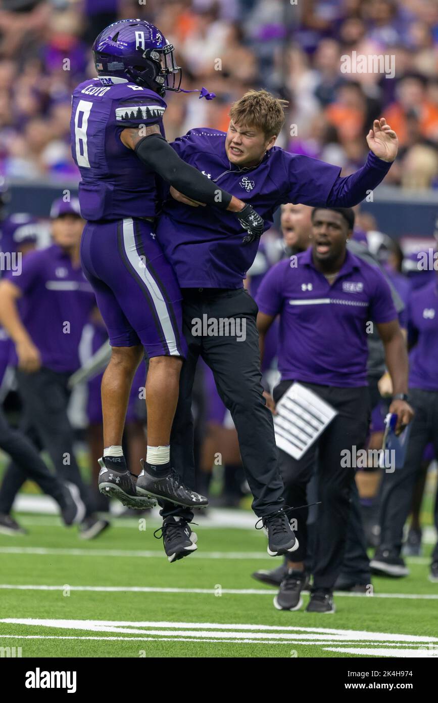 Stephen F. Austin Lumberjacks defensive Back Tkai Lloyd (8) und ein Mitarbeiter feiern ein großes Spiel gegen die Sam Houston State Bearkats, Stockfoto