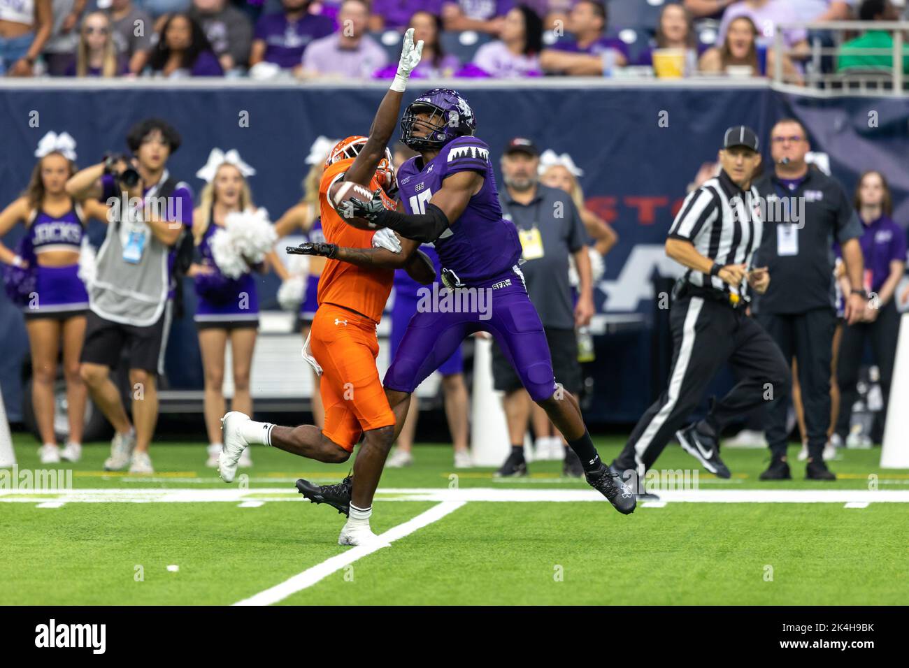 Sam Houston State Bearkats defensive Back Jordan Morris (9) und Stephen F. Austin Lumberjacks Wide Receiver Moe Wedman (19) kämpfen um Position auf einem P Stockfoto