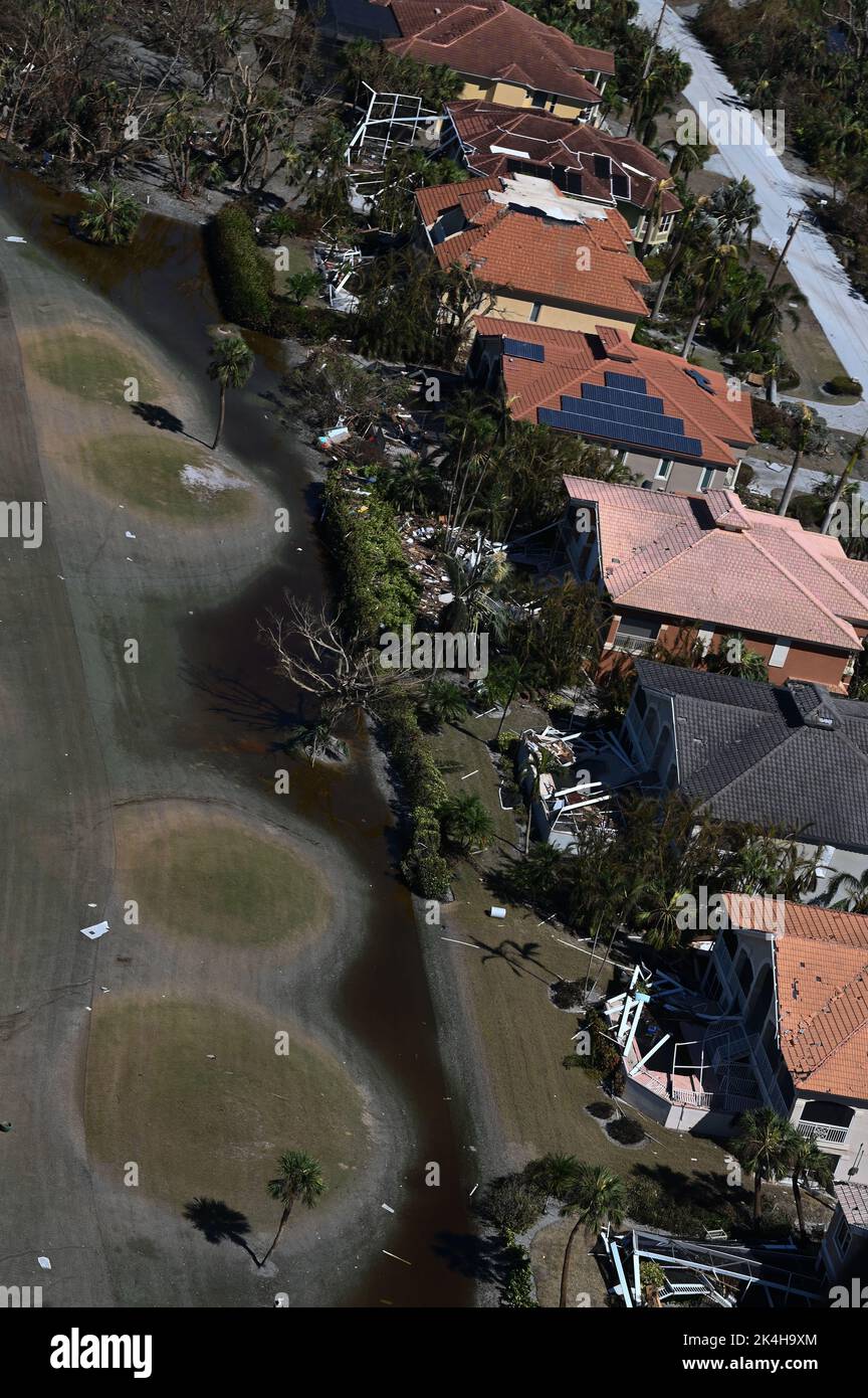 Eine US Coast Guard Air Station Clearwater MH-60 Jayhawk Luftcrew führt Überflüge entlang der Küste von West-Florida nach dem 1. Oktober 2022 durch. Die Küstenwache führt Such- und Rettungsaktionen als Reaktion auf die Schäden durch den „Ian“-Vordurchgeführt. (USA Foto der Küstenwache vom Kleinbeamten der dritten Klasse Riley Perkofski) Stockfoto