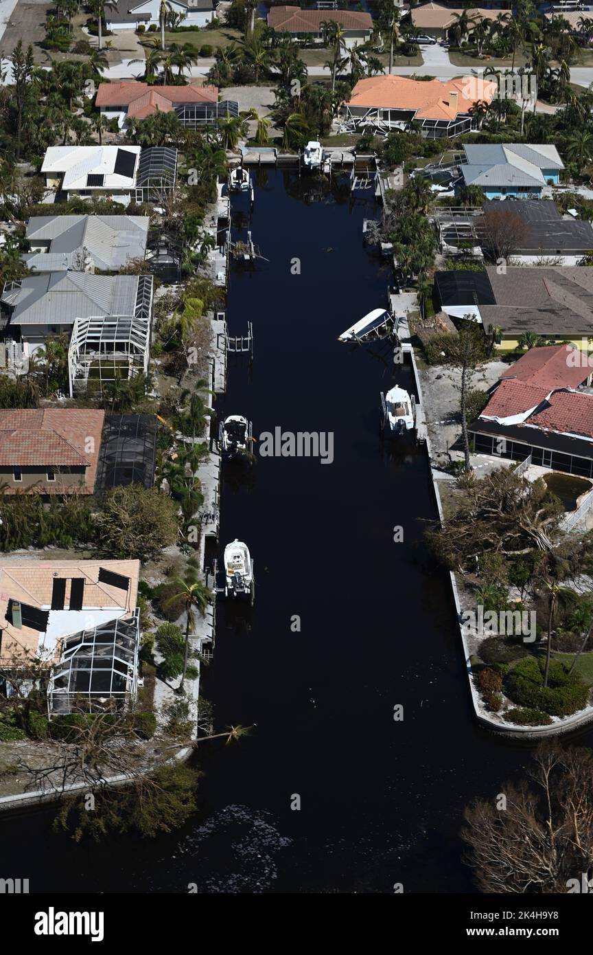 Eine US Coast Guard Air Station Clearwater MH-60 Jayhawk Luftcrew führt Überflüge entlang der Küste von West-Florida nach dem 1. Oktober 2022 durch. Die Küstenwache führt Such- und Rettungsaktionen als Reaktion auf die Schäden durch den „Ian“-Vordurchgeführt. (USA Foto der Küstenwache vom Kleinbeamten der dritten Klasse Riley Perkofski) Stockfoto