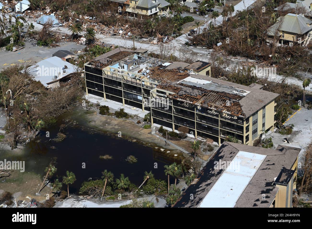 Eine US Coast Guard Air Station Clearwater MH-60 Jayhawk Luftcrew führt Überflüge entlang der Küste von West-Florida nach dem 1. Oktober 2022 durch. Die Küstenwache führt Such- und Rettungsaktionen als Reaktion auf die Schäden durch den „Ian“-Vordurchgeführt. (USA Foto der Küstenwache vom Kleinbeamten der dritten Klasse Riley Perkofski) Stockfoto