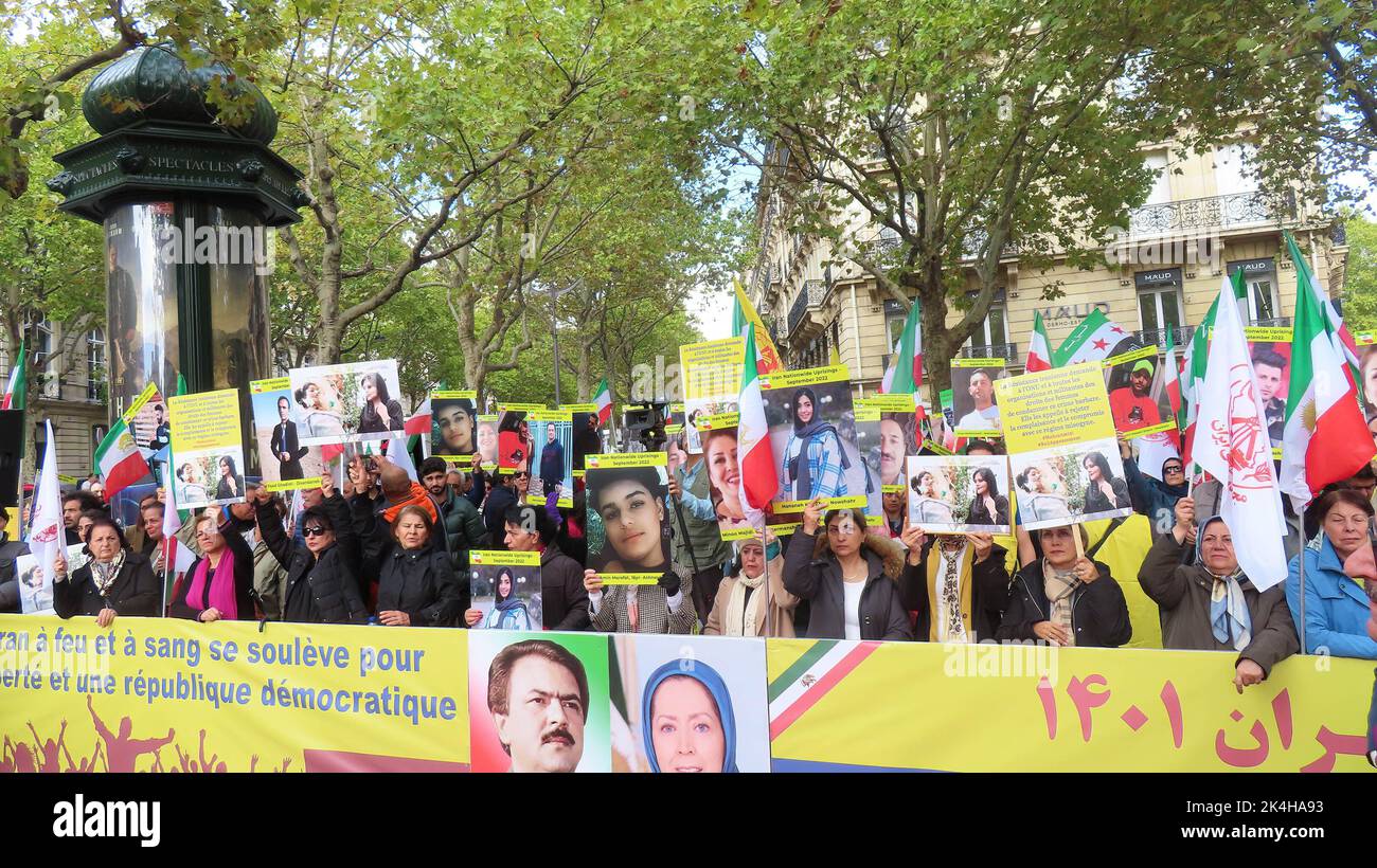 Paris, Frankreich. 31. August 2022. Demonstranten halten Flaggen und Bilder der Demonstranten, die während der Demonstrationen im Iran getötet wurden. In Paris demonstrieren Iraner vor der iranischen Botschaft, verurteilen die blutige Unterdrückung des iranischen Volksaufstands durch das Mullahs-Regime und forderten, dass die iranischen Staatsbeamten für diese Verbrechen zur Verantwortung gezogen werden. (Bild: © Siavosh Hosseini/SOPA Images via ZUMA Press Wire) Stockfoto