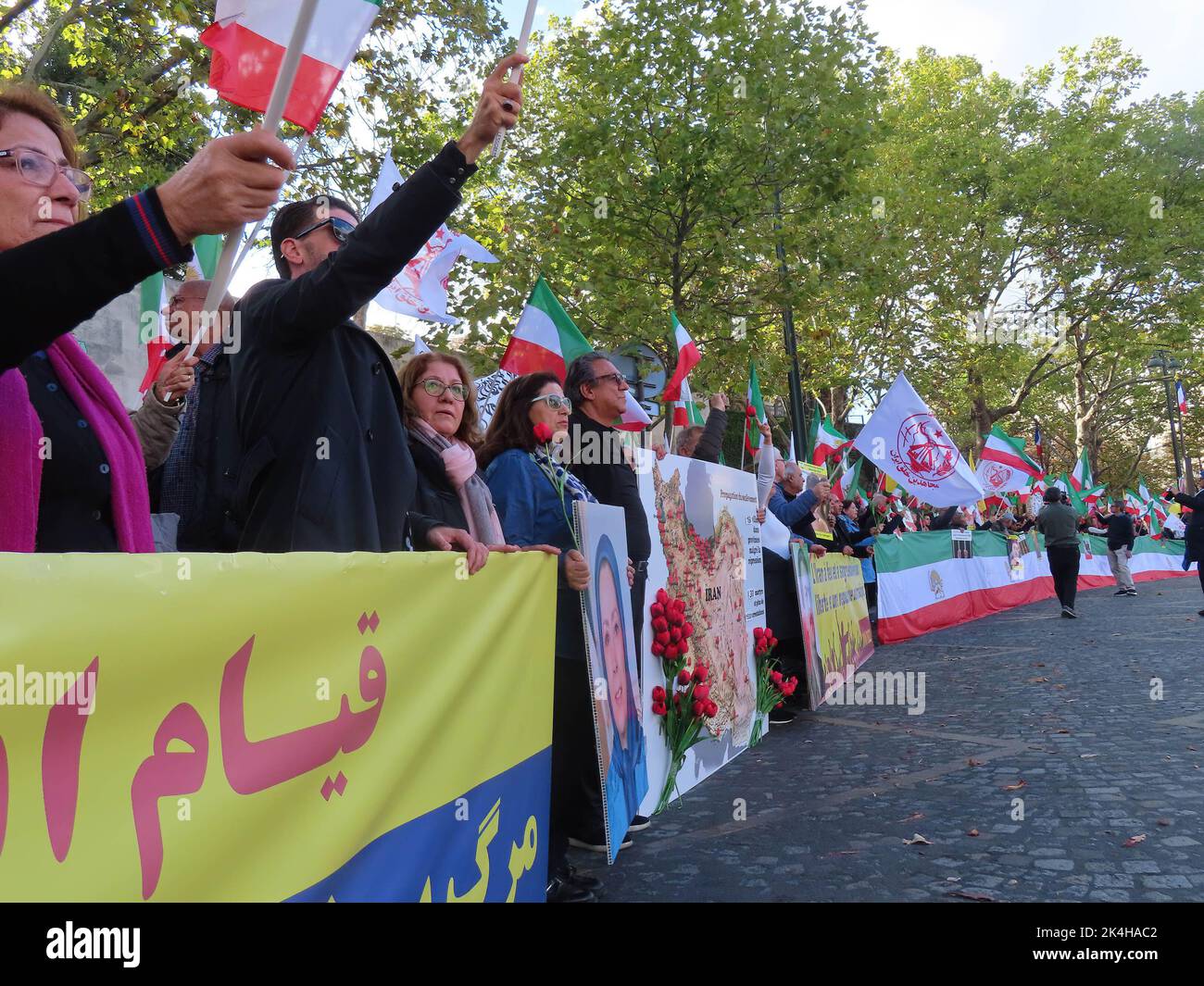 Paris, Frankreich. 31. August 2022. Demonstranten halten Bilder, Flaggen und Transparente, während sie während einer Demonstration in Paris Slogans wie „Tod des Diktators“ und „Tod von Khamenei“ skandieren. In Paris demonstrieren Iraner vor der iranischen Botschaft, verurteilen die blutige Unterdrückung des iranischen Volksaufstands durch das Mullahs-Regime und forderten, dass die iranischen Staatsbeamten für diese Verbrechen zur Verantwortung gezogen werden. (Bild: © Siavosh Hosseini/SOPA Images via ZUMA Press Wire) Stockfoto