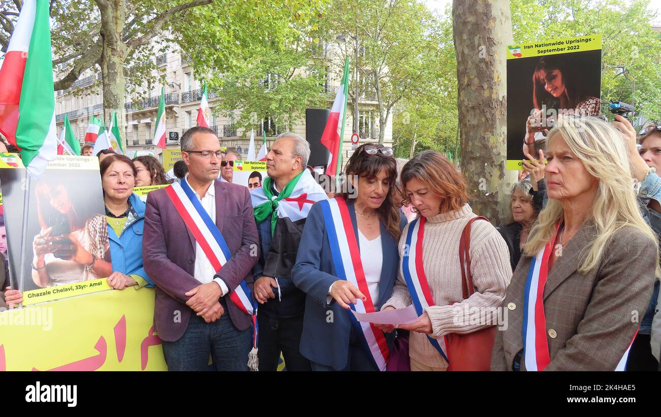 Paris, Frankreich. 31. August 2022. Die französischen Abgeordneten der Partei La République en Marche, Constance Le Grip (R) des Finanzausschusses, Cécile Rilhac (2R) und Caroline Yadan (3R) des Ausschusses für auswärtige Angelegenheiten der französischen Nationalversammlung nehmen an der Kundgebung Teil, um sich solidarisch mit dem Aufstand des iranischen Volkes zu zeigen. In Paris demonstrieren Iraner vor der iranischen Botschaft, verurteilen die blutige Unterdrückung des iranischen Volksaufstands durch das Mullahs-Regime und forderten, dass die iranischen Staatsbeamten für diese Verbrechen zur Verantwortung gezogen werden. (Bild: © Siavosh Hosseini Stockfoto