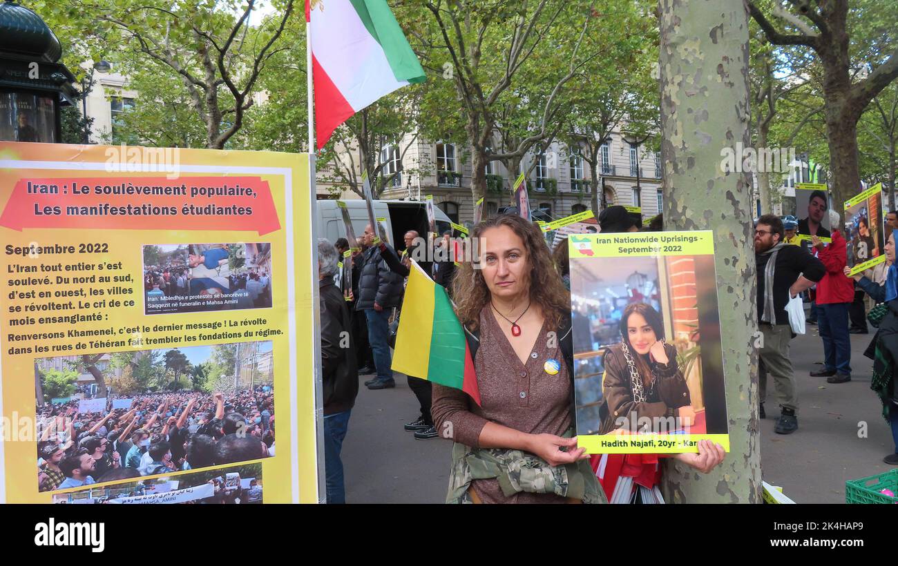 Paris, Frankreich. 31. August 2022. Ein französischer Protestler zeigt ein Bild einer iranischen Frau, die bei Demonstrationen im Iran getötet wurde. In Paris demonstrieren Iraner vor der iranischen Botschaft, verurteilen die blutige Unterdrückung des iranischen Volksaufstands durch das Mullahs-Regime und forderten, dass die iranischen Staatsbeamten für diese Verbrechen zur Verantwortung gezogen werden. (Bild: © Siavosh Hosseini/SOPA Images via ZUMA Press Wire) Stockfoto