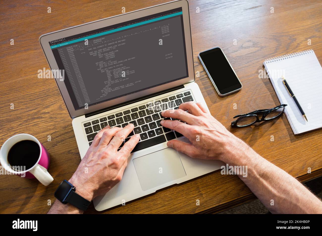 Geschäftsmann, der im Büro einen Laptop benutzt Stockfoto