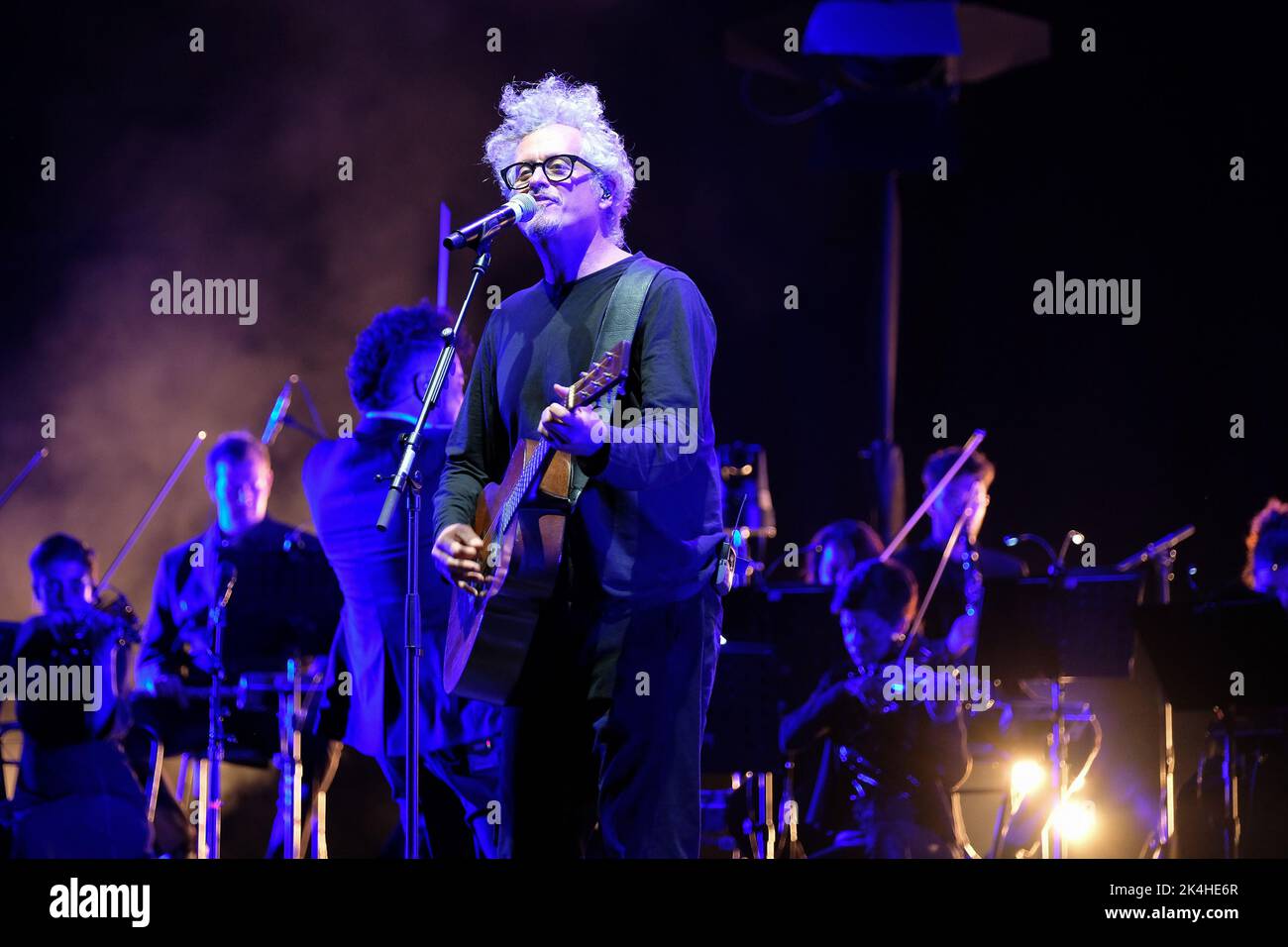 Verona, Italien. 02. Oktober 2022. Der italienische Singer Songwriter Niccolo' Fabi singt auf einer Bühne für „Arena di Verona 02/10“, ein besonderes Ereignis, um seine 25-jährige Tätigkeit zu feiern. Arena di Verona in Verona, Italien, am 2. Oktober 2022 Quelle: Roberto Tommasini/Alamy Live News Stockfoto