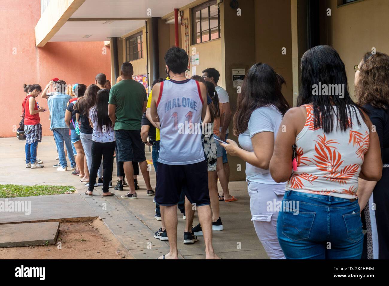 Brasilien. 02. Oktober 2022. Marília, SP - 02.10.2022: ELEIÇÃO EM MARILIA - Wähler während der Abstimmung in der Stadt Marília, Region im mittleren Westen des Bundesstaates São Paulo (Foto: ALF Ribeiro/Fotoarena) Quelle: Foto Arena LTDA/Alamy Live News Stockfoto