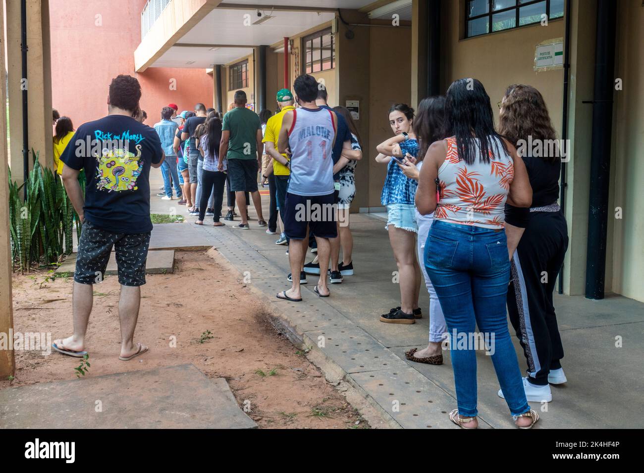 Brasilien. 02. Oktober 2022. Marília, SP - 02.10.2022: ELEIÇÃO EM MARILIA - Wähler während der Abstimmung in der Stadt Marília, Region im mittleren Westen des Bundesstaates São Paulo (Foto: ALF Ribeiro/Fotoarena) Quelle: Foto Arena LTDA/Alamy Live News Stockfoto