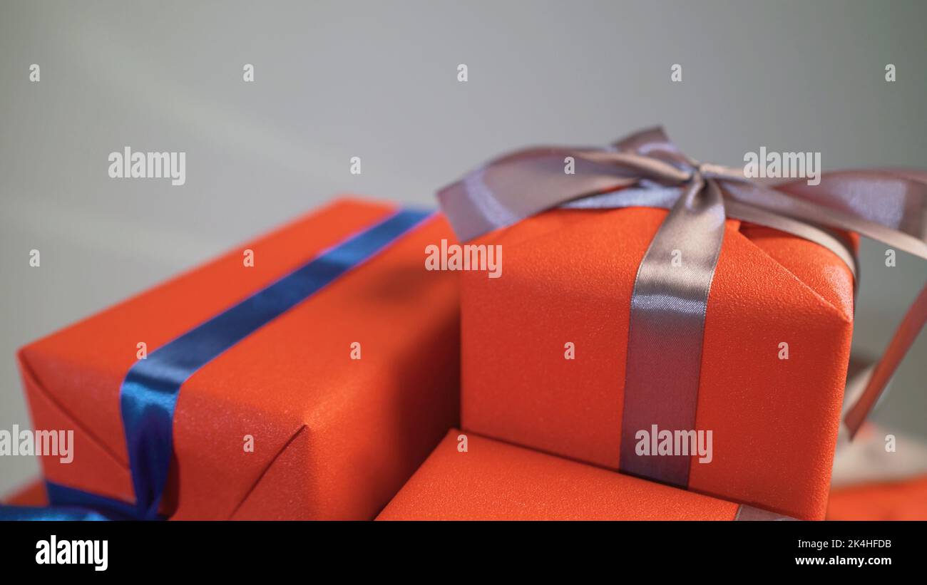 Viele orangene Geschenkboxen. Orangefarbene Geschenkboxen. Stockfoto