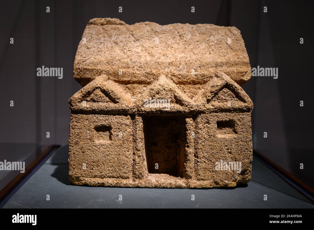 Zwei Modelle von Häusern des gallo-römischen Vikus von Titelberg. 2.. Jahrhundert n. Chr. Es können kleine häusliche Schreine sein, die einem Ahnenkult gewidmet sind. Stockfoto