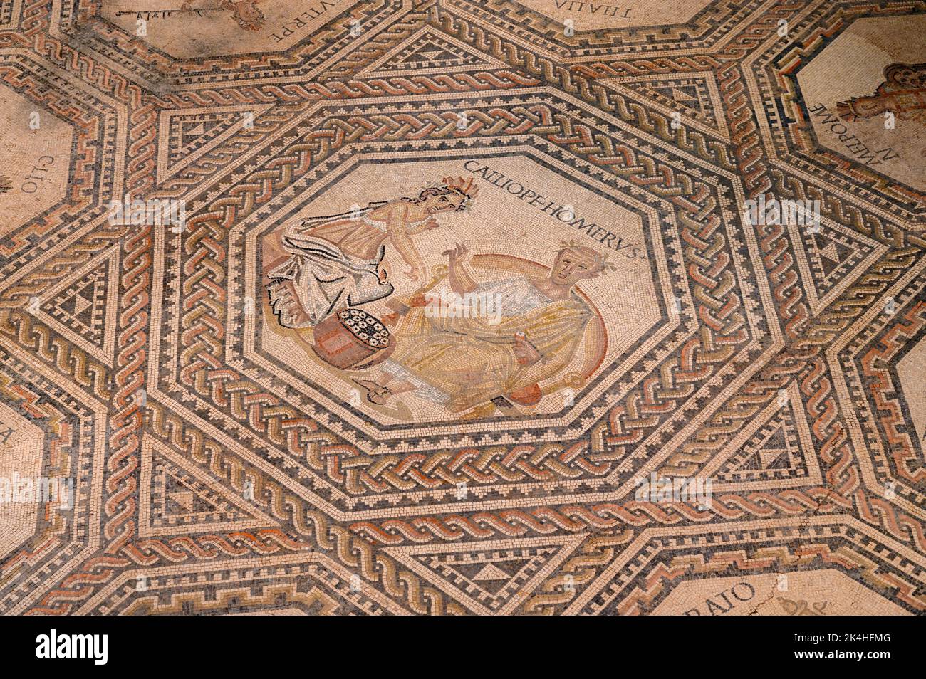 Das gallo-römische Mosaik aus Vichten, das neun Musen mit Calliope und Homer in der Mitte zeigt. Um 240 n. Chr. Stockfoto