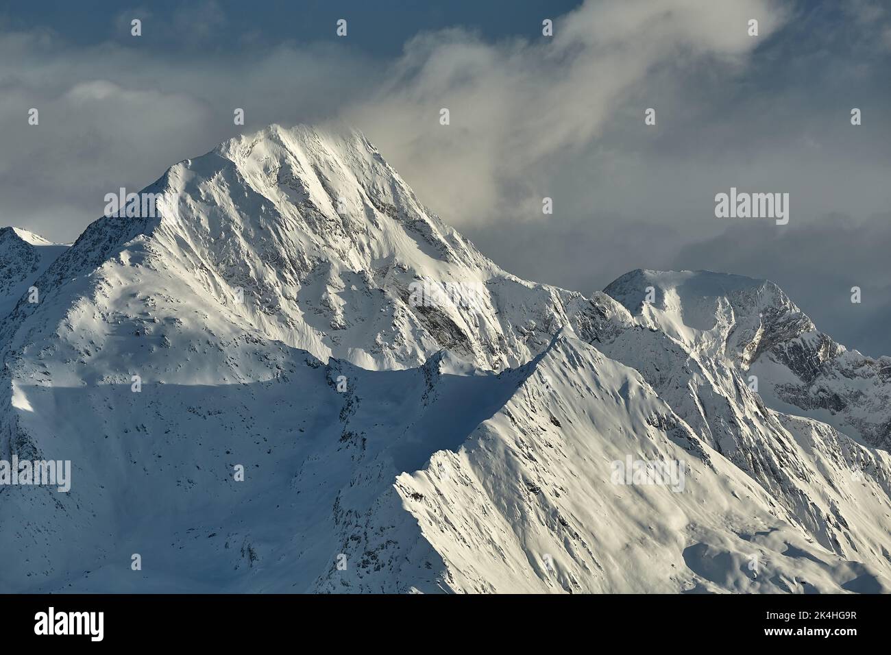 Hohe Berge in Wolken Stockfoto