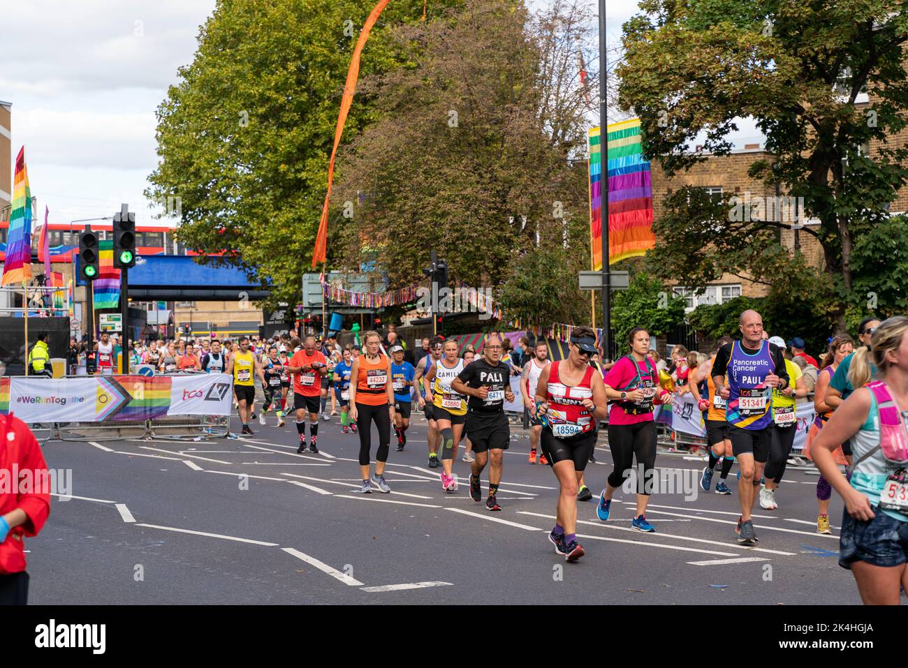 London, Großbritannien. 02. Oktober 2022. Mehrere Läufer wurden während des London-Marathons in der Rainbow Row gesehen. Zum ersten Mal wurde eine Strecke der London Marathon-Route in Rainbow Row umgewandelt, um die LGBTQIA-Community zu feiern, die Inklusivität zu fördern und eine Partyatmosphäre zu schaffen, die auf der Meile 21 aufgeht. Marathonläufer passieren zwei Etappen mit Musik- und Drag-Darbietungen und die Straße, die in der Regel Butcher Row in Limehouse heißt, ist mit bunten Flaggen und Adern bedeckt. (Foto von Bonnie Britain/SOPA Images/Sipa USA) Quelle: SIPA USA/Alamy Live News Stockfoto