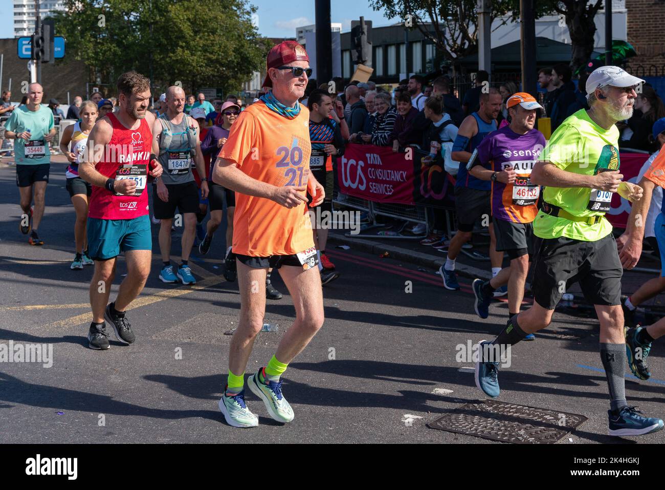 London, Großbritannien. 02. Oktober 2022. Chris Evans (Front L) beim London Marathon. Zum ersten Mal wurde eine Strecke der London Marathon-Route in Rainbow Row umgewandelt, um die LGBTQIA-Community zu feiern, die Inklusivität zu fördern und eine Partyatmosphäre zu schaffen, die auf der Meile 21 aufgeht. Marathonläufer passieren zwei Etappen mit Musik- und Drag-Darbietungen und die Straße, die in der Regel Butcher Row in Limehouse heißt, ist mit bunten Flaggen und Adern bedeckt. (Foto von Bonnie Britain/SOPA Images/Sipa USA) Quelle: SIPA USA/Alamy Live News Stockfoto