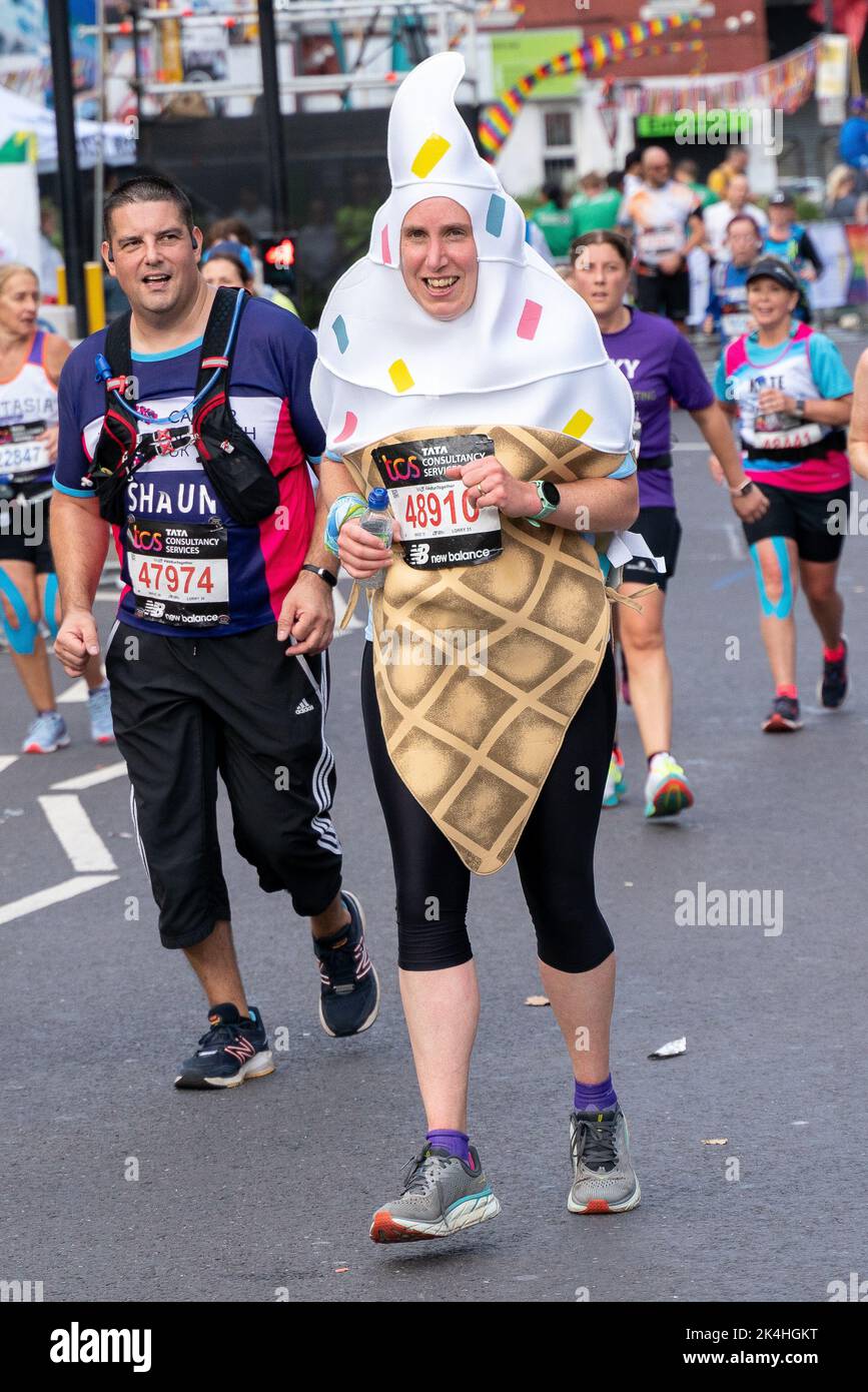 London, Großbritannien. 02. Oktober 2022. Ein Läufer, der als Eiscreme gekleidet war, während des London-Marathons gesehen. Zum ersten Mal wurde eine Strecke der London Marathon-Route in Rainbow Row umgewandelt, um die LGBTQIA-Community zu feiern, die Inklusivität zu fördern und eine Partyatmosphäre zu schaffen, die auf der Meile 21 aufgeht. Marathonläufer passieren zwei Etappen mit Musik- und Drag-Darbietungen und die Straße, die in der Regel Butcher Row in Limehouse heißt, ist mit bunten Flaggen und Adern bedeckt. (Foto von Bonnie Britain/SOPA Images/Sipa USA) Quelle: SIPA USA/Alamy Live News Stockfoto