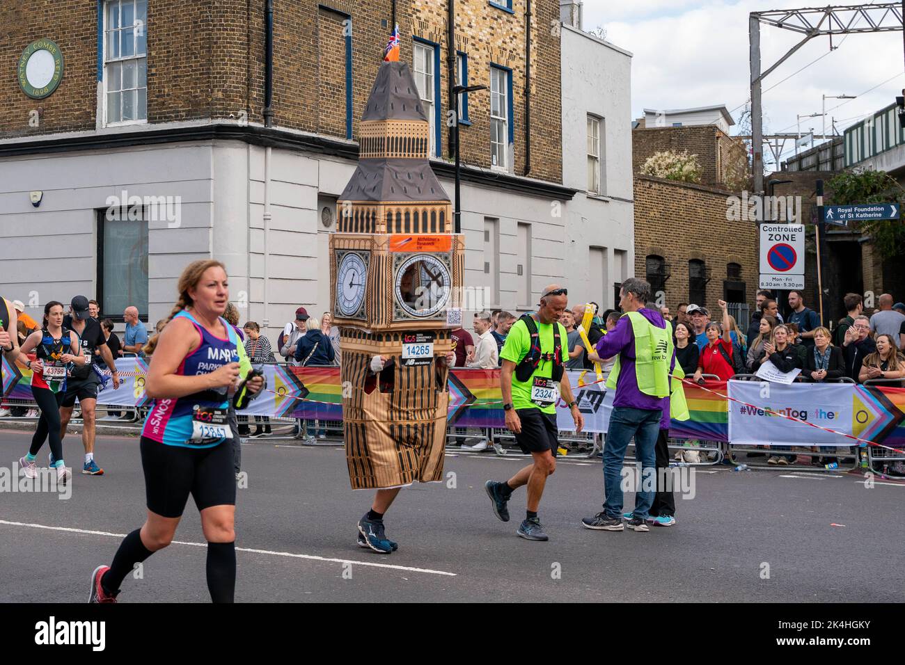 London, Großbritannien. 02. Oktober 2022. Ein Läufer, der während des Londoner Marathons als Big Ben gekleidet war. Zum ersten Mal wurde eine Strecke der London Marathon-Route in Rainbow Row umgewandelt, um die LGBTQIA-Community zu feiern, die Inklusivität zu fördern und eine Partyatmosphäre zu schaffen, die auf der Meile 21 aufgeht. Marathonläufer passieren zwei Etappen mit Musik- und Drag-Darbietungen und die Straße, die in der Regel Butcher Row in Limehouse heißt, ist mit bunten Flaggen und Adern bedeckt. (Foto von Bonnie Britain/SOPA Images/Sipa USA) Quelle: SIPA USA/Alamy Live News Stockfoto