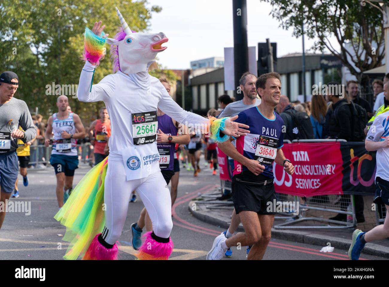 London, Großbritannien. 02. Oktober 2022. Ein Läufer, der während des Londoner Marathons als Einhorn gekleidet war. Zum ersten Mal wurde eine Strecke der London Marathon-Route in Rainbow Row umgewandelt, um die LGBTQIA-Community zu feiern, die Inklusivität zu fördern und eine Partyatmosphäre zu schaffen, die auf der Meile 21 aufgeht. Marathonläufer passieren zwei Etappen mit Musik- und Drag-Darbietungen und die Straße, die in der Regel Butcher Row in Limehouse heißt, ist mit bunten Flaggen und Adern bedeckt. (Foto von Bonnie Britain/SOPA Images/Sipa USA) Quelle: SIPA USA/Alamy Live News Stockfoto