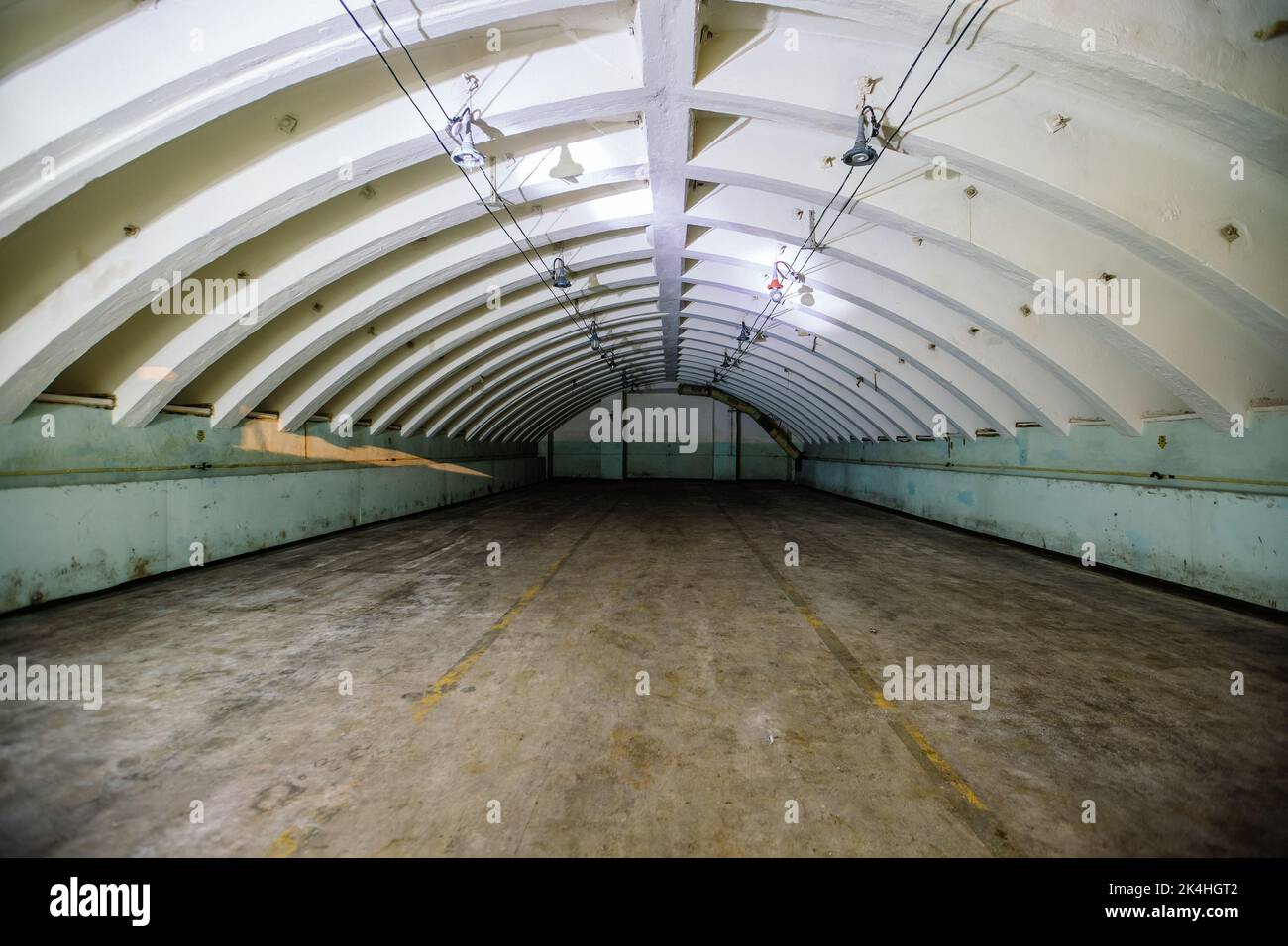 Leeres verlassene unterirdische Atombombenlager Stockfoto
