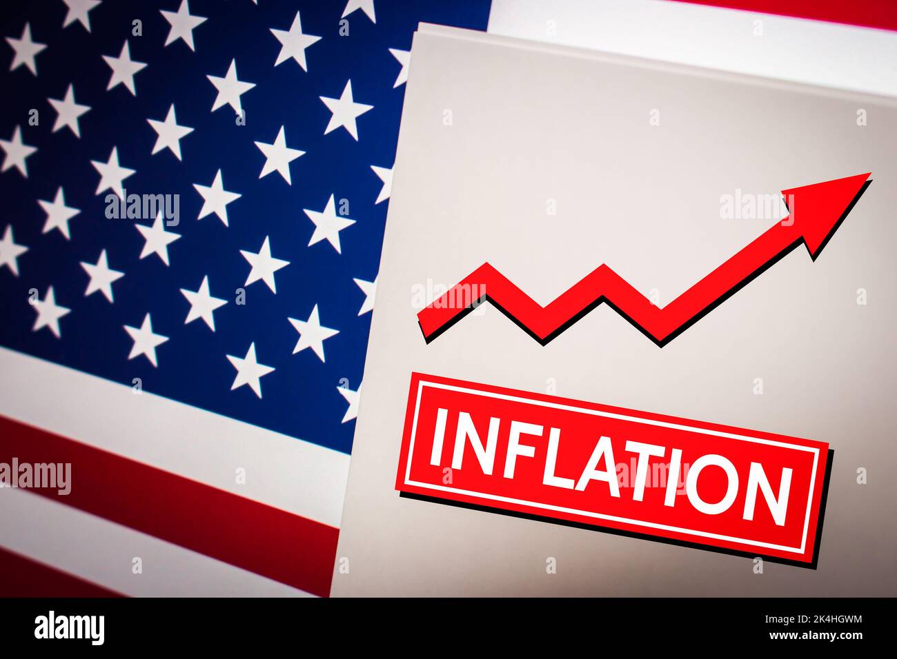 Konzeptionelles Schlüsselwort Inflation auf Karte auf US-Flagge. Erhöhung der Preise für Waren oder Dienstleistungen und Wirtschaftskrise Konzept. Unternehmen, Wirtschaft, Soziales Co Stockfoto