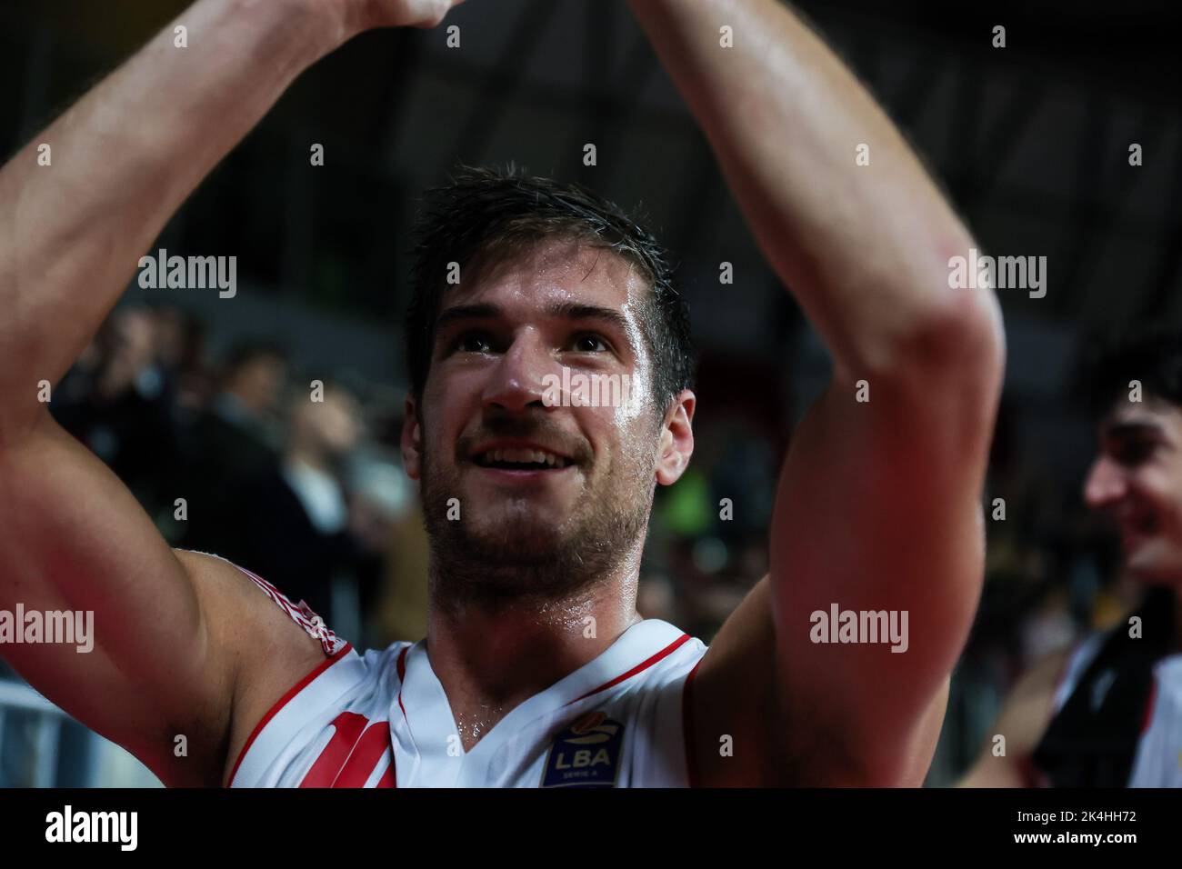 Giovanni De Nicolao #10 von Pallacanestro Varese OpenJobMetis feiert den Sieg am Ende des Spiels während der italienischen Basketball LBA Lega Basket Ein 2022/23 regulären Saison-Spiel zwischen OpenJobMetis Varese und Dinamo Sassari Banco di Sardegna in der Enerxenia Arena, Varese, Italien am 02. Oktober 2022 Stockfoto