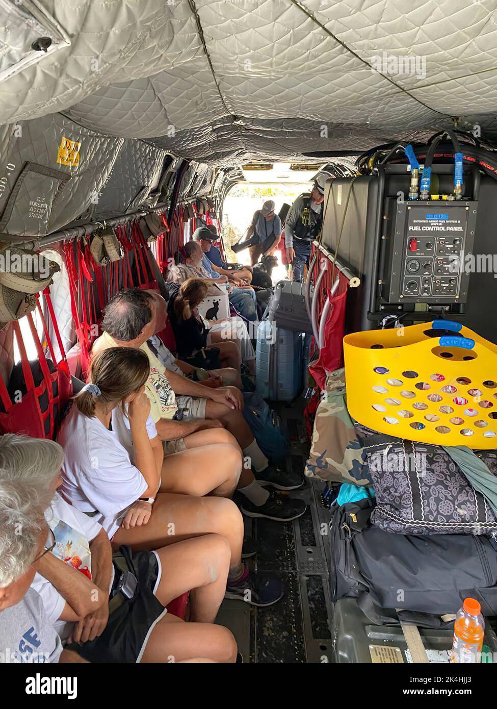 Florida Army National Guard 1-111. CH-47 Chinook Pilot CW2 Oghosa Nobore schoppte Fotos seiner Besatzung, die die Bewohner von Sanibel Island Florida nach dem Orkan Ian am 29. September 2022 unterstützte. Das FLNG hat Bürger sowie staatliche und lokale Behörden während der Operationen nach dem Orkanen Ian unterstützt. Stockfoto