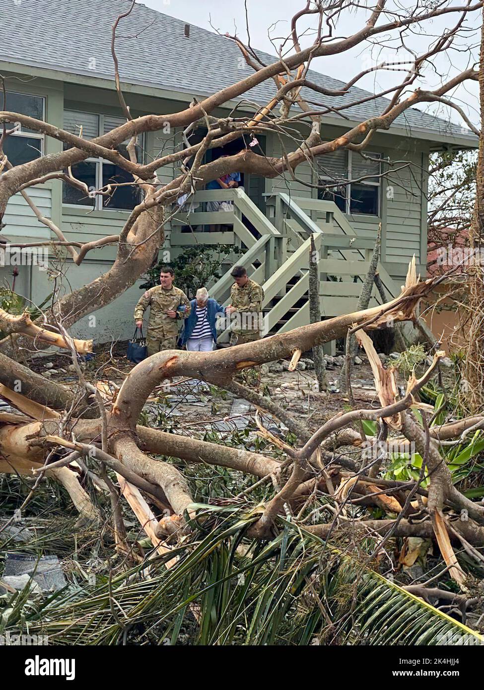 Florida Army National Guard 1-111. CH-47 Chinook Pilot CW2 Oghosa Nobore schoppte Fotos seiner Besatzung, die die Bewohner von Sanibel Island Florida nach dem Orkan Ian am 29. September 2022 unterstützte. Das FLNG hat Bürger sowie staatliche und lokale Behörden während der Operationen nach dem Orkanen Ian unterstützt. Stockfoto
