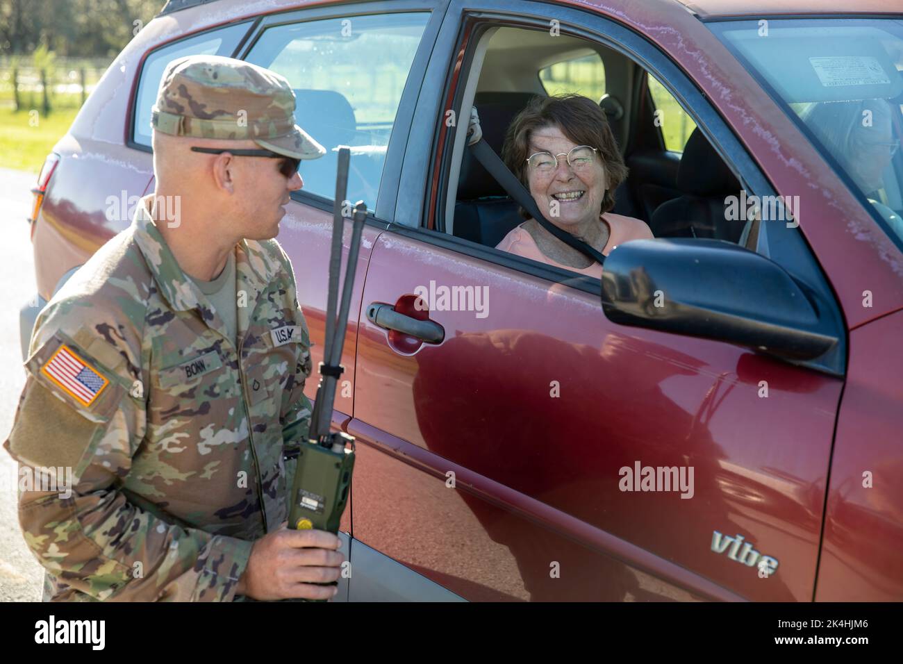 U.S. Army PFC. Kenneth Bonn, ein Kampfingenieur der 753. Engineering Brigade, leitet Mary Roler während der Hilfeluf-Maßnahmen des „Ians“-Fluechts in der Stadt, USA, am 30. September 2022 durch Straßensperrungen. Armee- und Luftgarde-Aktiva wurden aktiviert, um der Gemeinschaft in ihrer Not zu dienen. Rettungsteams, Rodungsdienste und Verteilung der Ressourcen waren einige der Aufgaben, die Truppen im ganzen Staat durchgeführt. Als Reaktion auf die Naturkatastrophe wurden mehr als 6.000 Dienstmitglieder aktiviert, und es wurden sowohl militärische als auch zivile Unterstützung von Orten außerhalb des Bundesstaates unterstützt. (USA Armee Foto von Stockfoto