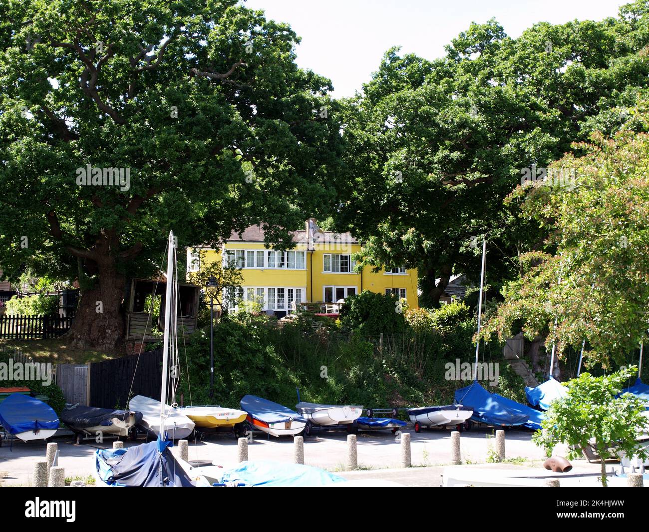 Großes gelbes Haus in Hamble, Hampshire, Großbritannien Stockfoto