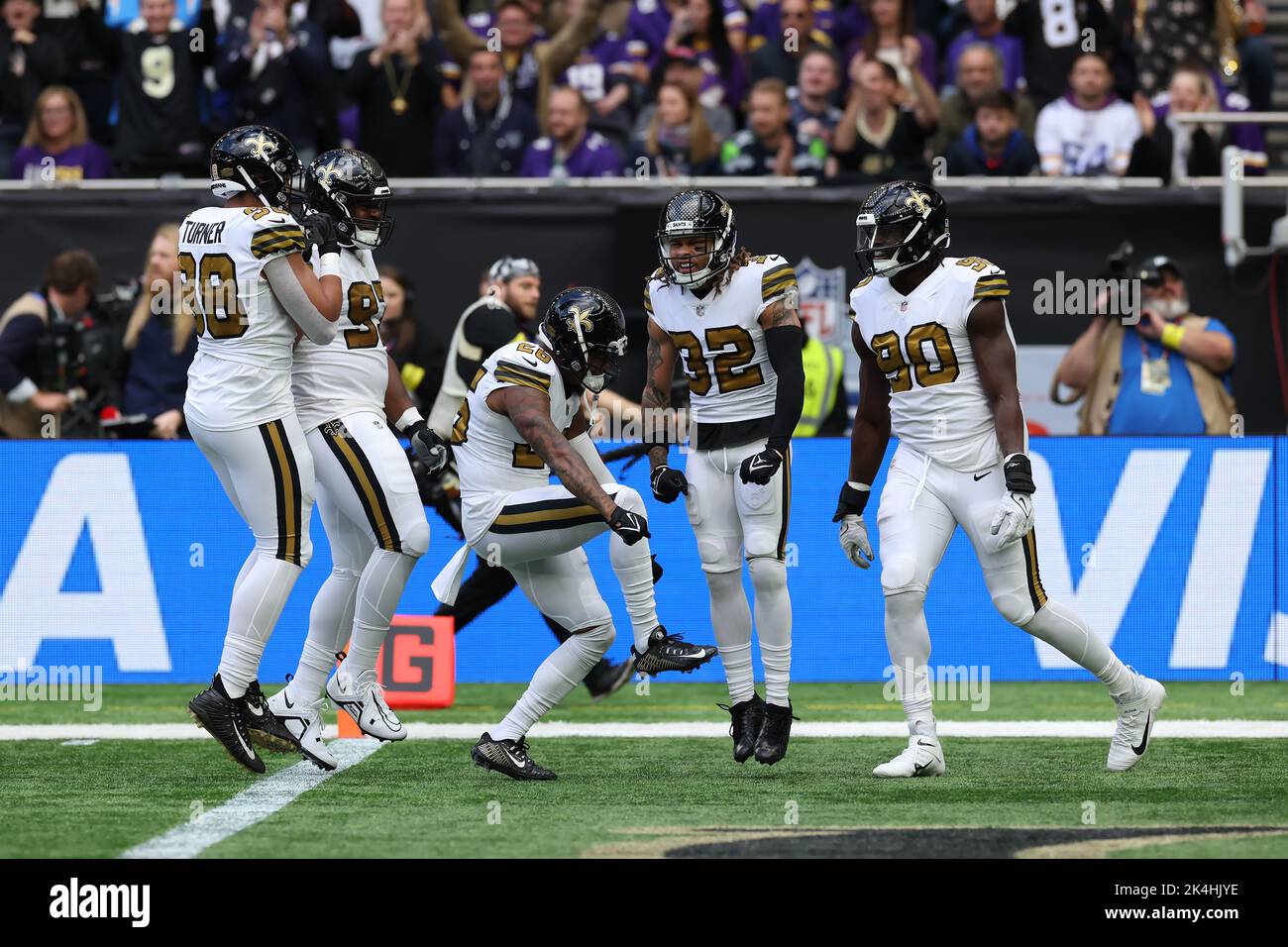 London, Großbritannien. 2.. Oktober 2022; Tottenham Hotspur Stadium. Tottenham, London, England; NFL UK Football, Minnesota Vikings versus the New Orleans Saints: New Orleans Saints Defensive Back Tyrann Mathieu (32) feiert einen ersten Down Credit: Action Plus Sports Images/Alamy Live News Stockfoto