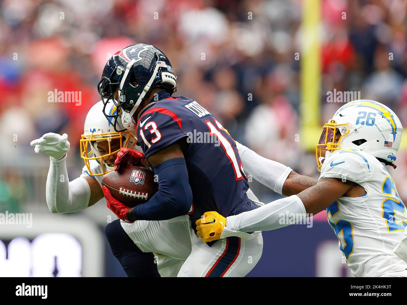 Houston, USA. 2. Oktober 2022: Brandin Cooks (13), ein Texaner-Breitempfänger, macht während eines NFL-Spiels zwischen den Texans und den Chargers am 2. Oktober 2022 in Houston einen Fang. Die Chargers gewannen 34-24. (Bild: © Scott Coleman/ZUMA Press Wire) Bild: ZUMA Press, Inc./Alamy Live News Stockfoto