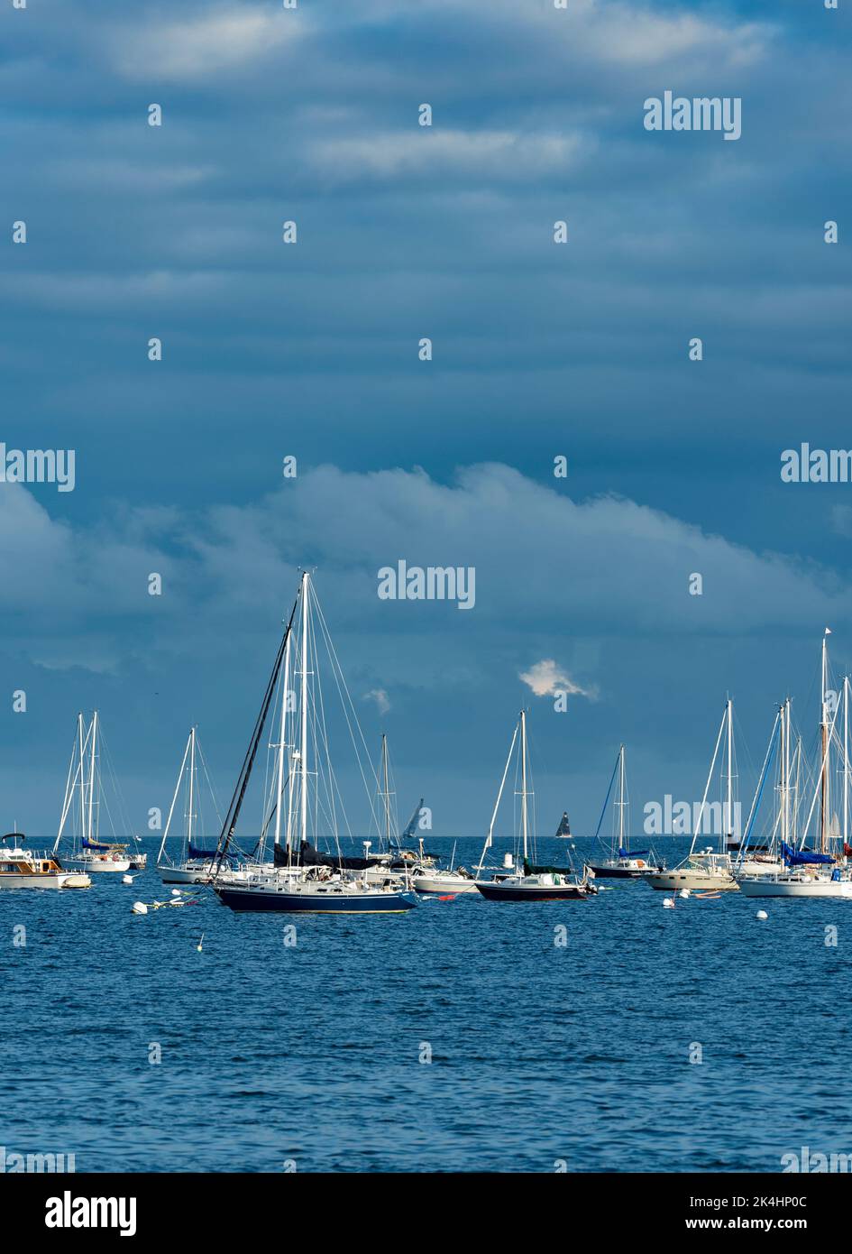 Segelboote liegen im Kanal mit tiefblauem Himmel und dramatischen Wolken Stockfoto