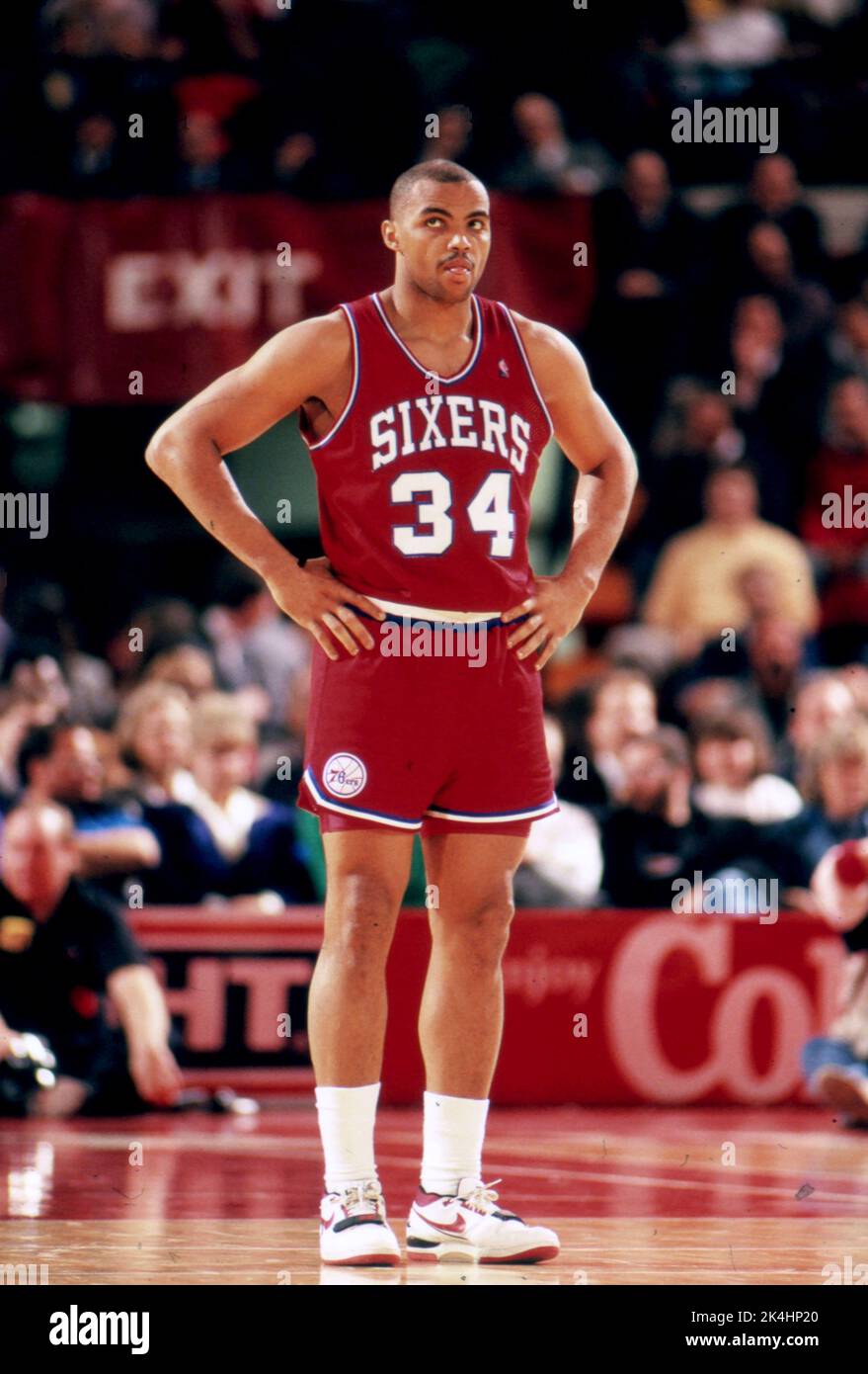 Der Philadelphia 76ers-Stürmer Charles Barkley wird im Spiel gegen die Chicago Bulls, CA, gezeigt. 1990. Stockfoto