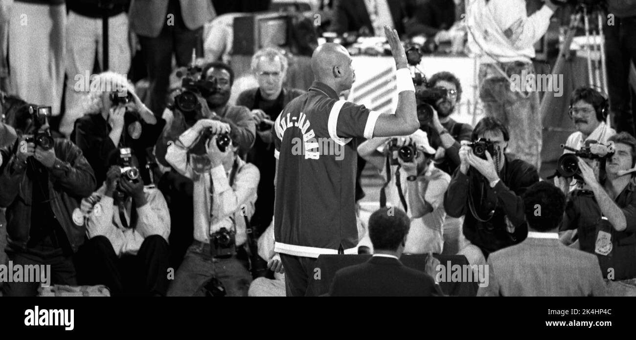 NBA-Superstar Kareem Abdul-Jabbar winkt im Chicago Stadium während seiner „Abschiedstour“ durch NBA-Städte in seinem letzten Jahr im Jahr 1989 der Menge zu. Stockfoto