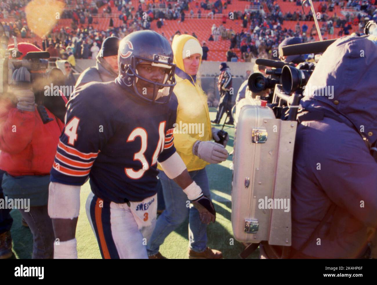 Mit Tränen in den Augen laufen die Chicagoer Bären zurück Walter Payton geht nach seinem letzten Fußballspiel am 10. Januar 1988 vom Spielfeld. Stockfoto