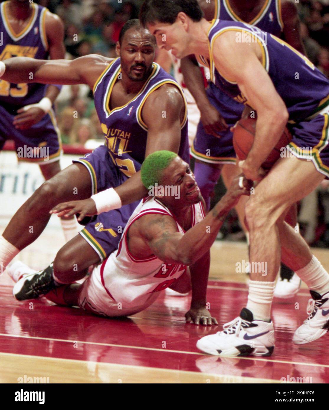 Dennis Rodman von den Chicago Bulls taucht für einen Ball, den Utah Jazz Player John Stockton in Game Action, CA. 1995. Stockfoto