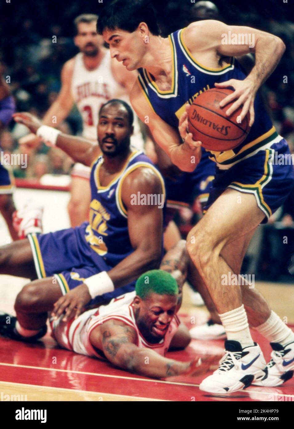 Dennis Rodman von den Chicago Bulls taucht für einen Ball, den Utah Jazz Player John Stockton in Game Action, CA. 1995. Stockfoto